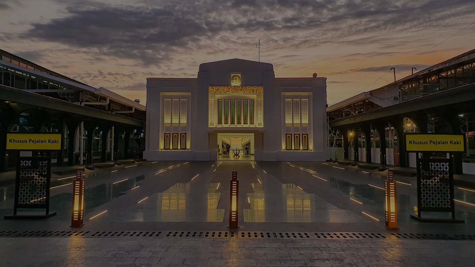 Sewa-Rental-Mobil-Stasiun-Tugu-Jogja-dark